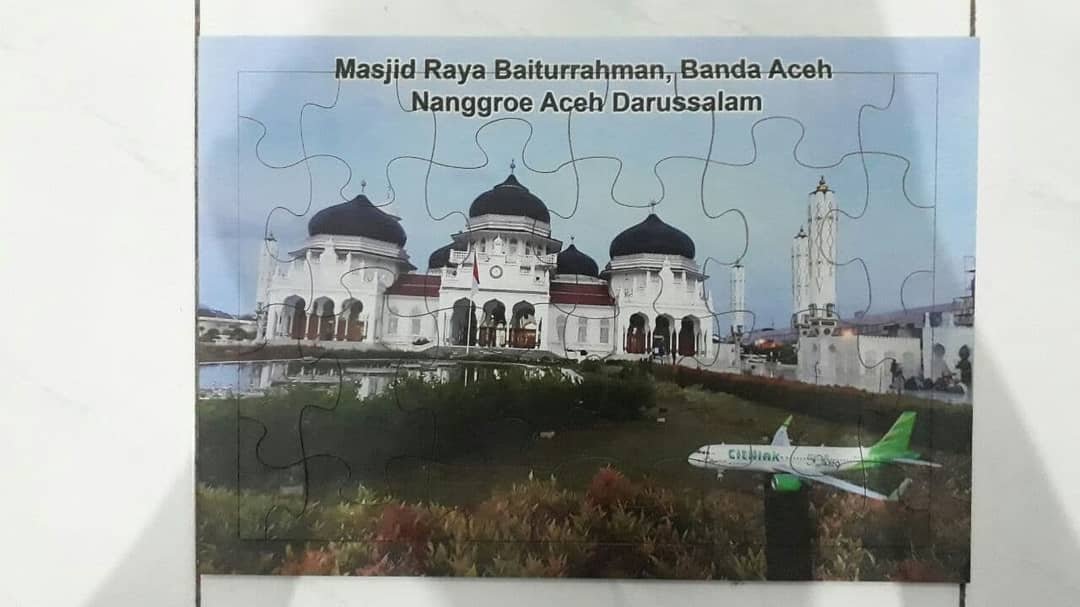 You are currently viewing Caring for Early Childhood Education The Distribution of airplane Puzzle to Kindergarten In Blulukan and Baturan Village